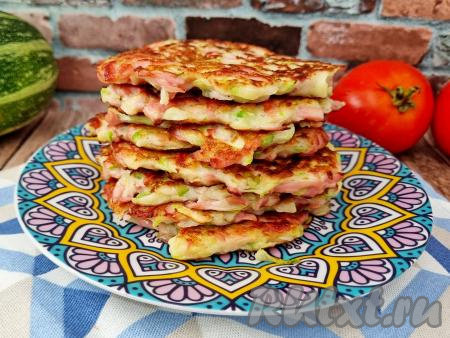 Оладьи из кабачка с сосисками