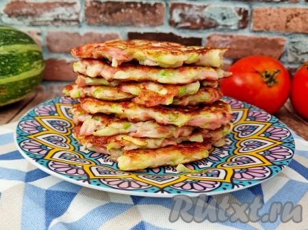 Нежные, аппетитные, очень вкусные оладьи, приготовленные из кабачка с сосисками, к столу можно подавать и тёплыми, и полностью остывшими.