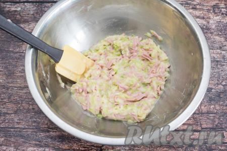 Добавляя понемногу муку и вмешивая её, учитывайте, что итоговое тесто для&nbsp;оладий из кабачков с сосисками должно напоминать в меру густую сметану, как на фото. Мне в общей сложности пришлось добавить 40 грамм муки. Но количество муки, которое придётся добавить, во многом зависит от сочности кабачка и от размера яйца. Поэтому вам может понадобиться добавить немного больше или немного меньше муки, чем указано в ингредиентах, главное - ориентируйтесь на консистенцию теста для оладий.