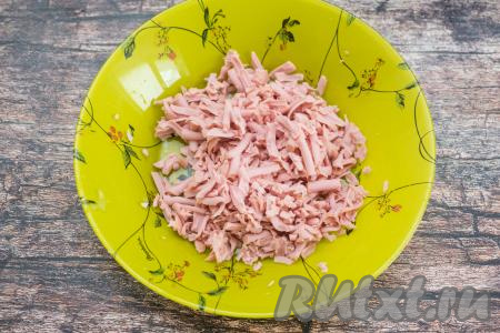 Снять с сосисок оболочку. Натереть сосиски на крупной тёрке.
