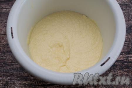 Вмешать сливочное масло миксером на низких оборотах.