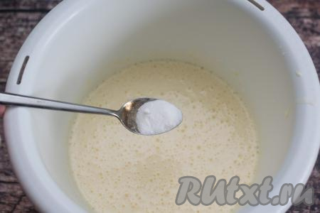 Перемешать творог со взбитыми яйцами миксером на небольших оборотах до однородности. Всыпать соду, ещё раз перемешать и оставить на 5 минут. В течение 5 минут сода вступит в реакцию с творогом и полностью погасится.