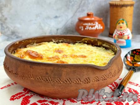 Аппетитную, хорошо пропаренную, очень вкусную пшённую кашу, приготовленную на молоке, достать из духовки, разложить по тарелкам и в горячем виде подать к стол. Пшено получается мягким, нежным, будто каша томилось в печи.