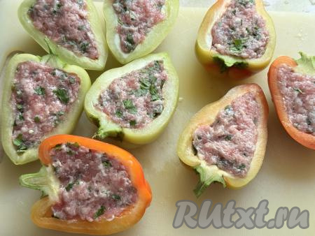 Получившейся мясной начинкой наполнить половинки перца, слегка утрамбовывая фарш.&nbsp;