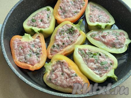 Выложить половинки перцев, фаршированные мясом, в достаточно глубокую сковороду в один слой.&nbsp;Влить в сковороду 200 миллилитров воды.