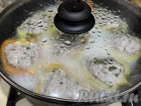 Поставить сковороду на огонь выше среднего, накрыть крышкой. Дать воде закипеть, уменьшить огонь до минимума. Готовить фаршированные половинки перца 30 минут.&nbsp;