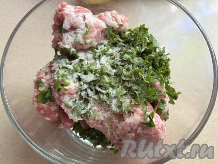 В миску с фаршем и луком добавить мелко нарезанную зелень, всыпать соль и специи (в качестве специй я использовала чёрный молотый перец), хорошо вымесить фарш и начинка для фарширования половинок болгарского перца готова.