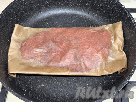 Выложить куриное филе в кармашке из пергамента на разогретую сухую сковороду.