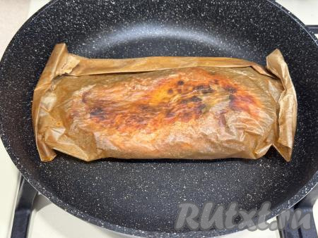 Обжарить куриное мясо с двух сторон (по 7 минут с каждой стороны) на среднем огне.&nbsp;Готовность филе можно проверить, развернув пергамент и разрезав мясо в самой толстой части. Если разрез светло-серый (без розовых участков), значит мясо готово. Убрать жареное мясо со сковороды, дать остыть.