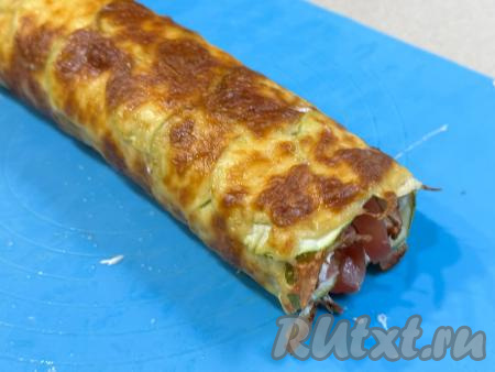 Начиная со стороны с начинкой, завернуть кабачковый корж в плотный рулет.