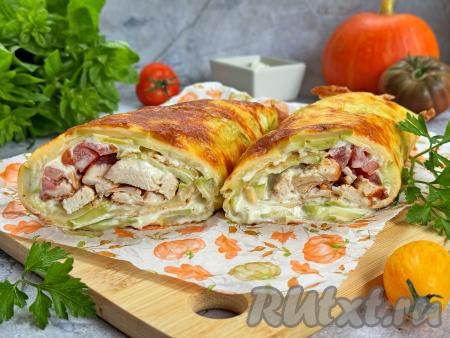 Вкуснейшую, нежную, сочную шаурму из кабачков подать к столу.
