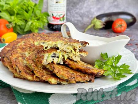 Вкусные, нежные, аппетитные овощные оладьи, приготовленные из&nbsp;кабачков и баклажанов на сковороде, к столу&nbsp;можно подавать как тёплыми, так и полностью остывшими, дополнив любимым соусом. Мне очень нравится подавать их со сметаной.