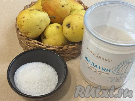 Подготовить продукты для приготовления мармелада из груш с желатином. Груши лучше всего брать сочные. Груши вымыть, очистить от кожуры, удалить плодоножку вместе с семенной коробочкой. Для приготовления мармелада нам потребуется 300 грамм очищенных груш.