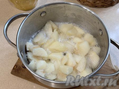 Поставить кастрюлю на огонь ниже среднего, начать варить груши, периодически перемешивая. В процессе нагревания из груш будет выделяться сок. После того как в кастрюле появится достаточное количество жидкости, можно будет увеличить огонь до выше среднего. Довести груши с сахаром до кипения, уменьшить огонь. Проварить груши до мягкости (минут 10), время от времени перемешивая.
