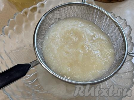 После того как груши проварятся до мягкости, убрать кастрюлю с огня. Мягкие груши пробить в кастрюле погружным блендером до получения однородного пюре. Затем взять миску, поверх неё поставить сито. Откинуть грушевое пюре на сито. Ложкой протереть грушевое пюре через сито в миску. В результате перетирания в миске будет грушевое пюре, а в сите останутся мелкие, практически сухие частички груш. Если нет блендера, можно просто хорошо размять груши толкушкой, а затем откинуть на сито и протереть через него в миску.