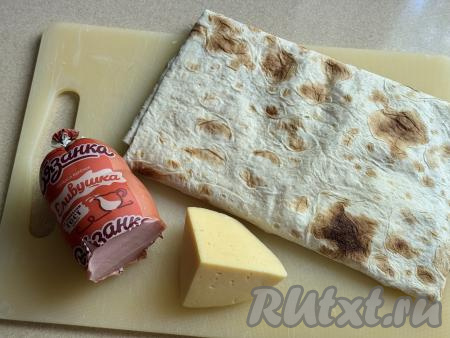 Подготовить продукты для приготовления конвертиков из лаваша с колбасой и сыром в аэрогриле. Колбасу можно взять любую (у меня - варёная колбаса). Сыр выбирайте твёрдых или полутвёрдых сортов.