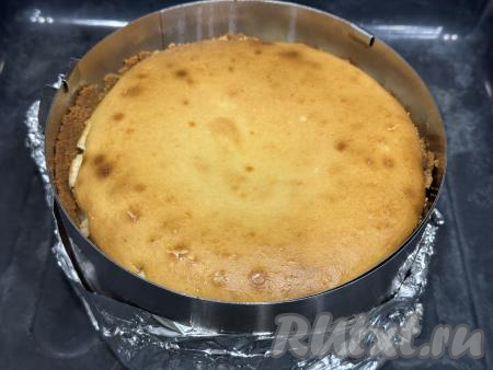 Выпекать творожный чизкейк 1 час, затем выключить духовку и оставить чизкейк на 30 минут в выключенной духовке. После этого достать выпечку из духовки и полностью остудить, не вынимая из формы.