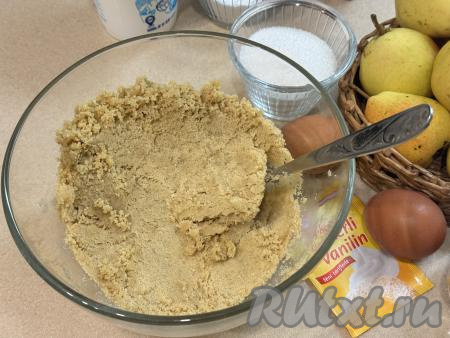 Перемешать песочную крошку с маслом столовой ложкой до однородности. Песочная основа должна стать пластичной, держать форму.