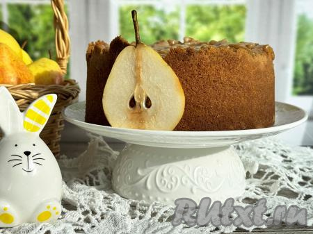 Готовый чизкейк с грушами вынуть из формы, переложить на тарелку и подать к столу.