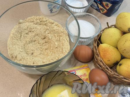 Прежде всего приготовим основу для чизкейка. Для этого печенье нужно измельчить в крошку с помощью измельчителя. Получившуюся крошку из печенья всыпать в миску. Если нет измельчителя, можно пробить печенье частями погружным блендером в несколько заходов или выложить печенье в два целлофановых пищевых пакета (для надёжности) и прокатать печенье поверх пакетов обычной скалкой несколько раз, пока оно не измельчится в крошку.