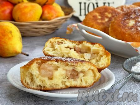 Аппетитные, мягкие, вкусные, пышные жареные пирожки с сочной начинкой из груш к столу подать тёплыми или полностью остывшими.