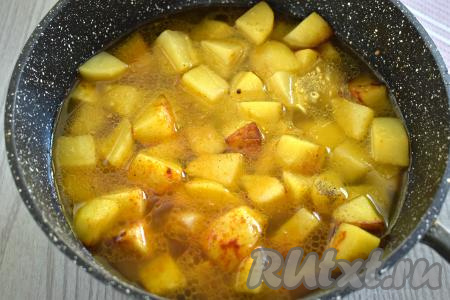 Перемешиваем свинину с картошкой и грибами, вливаем столько горячей воды, чтобы она была на уровне картошки. Даём воде закипеть, убавляем огонь до минимума.