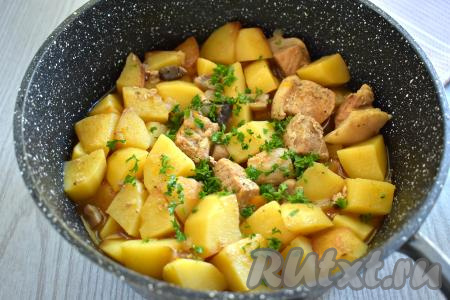 Тушим жаркое из свинины с картошкой и грибами под крышкой минут 35 (до мягкости и картошки, и мяса). Если необходимо, можете увеличить время приготовления на 5-10 минут (продолжительность приготовления зависит и от сорта картошки, и от качества мяса). Готовое блюдо убираем с огня.