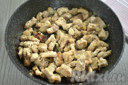 Перемешиваем мясо с овощами. Обжариваем кусочки свинины на огне выше среднего до появления золотистой корочки на мясе со всех сторон (ориентировочно в течение минут 10), иногда перемешивая.