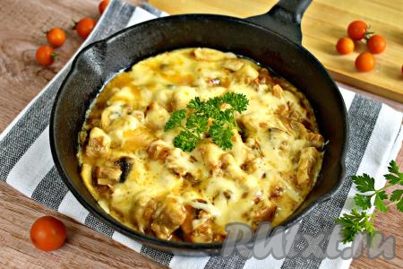 Жульен из свинины с грибами на сковороде
