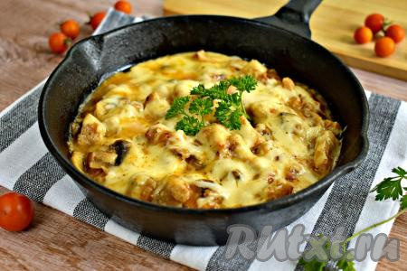 Сковороду с готовым блюдом убираем с огня и даём настояться под крышкой в течение 3-5 минут, чтобы соус слегка загустел и стал более стабильным. А затем нежный, вкусный, насыщенный жульен из свинины с грибами раскладываем по тарелкам и в горячем виде подаём к столу.