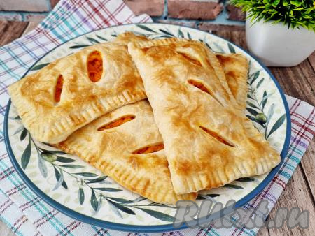Пирожки с морковью из слоёного теста