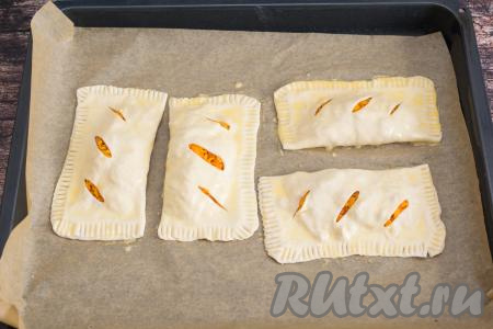 С помощью кулинарной кисточки смазать желтковой массой поверхность пирожков.