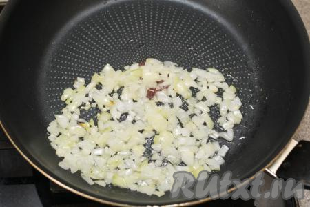 Хорошо прогреть растительное масло в сковороде, выложить лук. Обжарить лук на среднем огне до прозрачности (ориентировочно в течение 3-4 минут), не забывая его время от времени перемешивать.