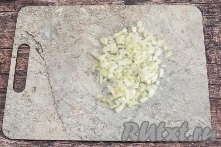 Пока слоёное тесто размораживается, можно приготовить морковную начинку для пирожков. Для этого лук нужно очистить, мелко нарезать.