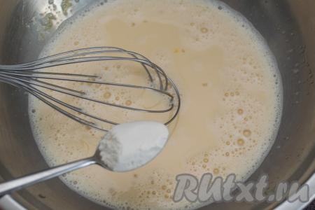 Затем всыпать в миску разрыхлитель и ещё раз перемешать яично-молочную смесь венчиком.