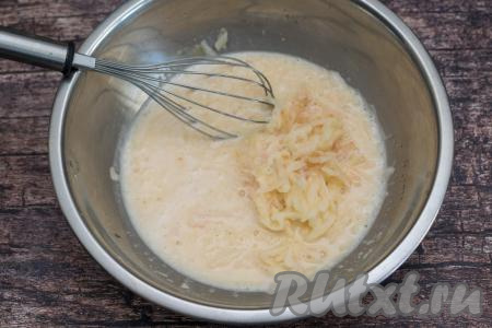 Добавить натёртые яблоки в миску с яично-молочной смесью, перемешать до однородности.