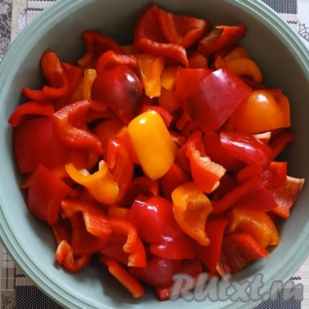 Перец нарезать произвольными кусочками (не очень крупно).