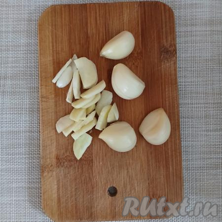 Чеснок почистить, нарезать тонкими пластинками.