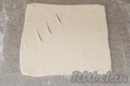 Ближе к одному углу раскатанного квадрата сделать 3 разреза ножом, как на фото.