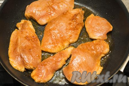 Жарить стейки на огне выше среднего до подрумянивания мяса снизу (ориентировочно в течение 3-4 минут). К этому времени края стейков начинают менять цвет.