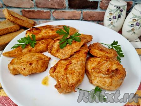 Стейки из куриной грудки на сковороде