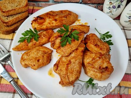 Готовые нежные, вкусные, сочные стейки из куриной грудки переложить со сковороды на тарелку и в горячем виде подать к столу с любимым гарниром.