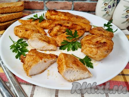 Готовность мяса можно проверить, разрезав один стейк. Если в разрезе куриного филе нет розовых участков, значит мясо готово.