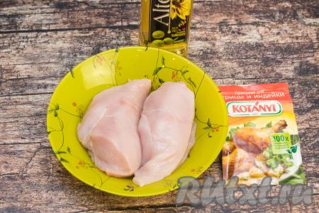 Подготовить продукты для приготовления стейков из куриной грудки на сковороде. Я взяла куриную грудку и разделала её на два филе, сняв кожу и отделив филе от кости. Мясо вымыть, обсушить.