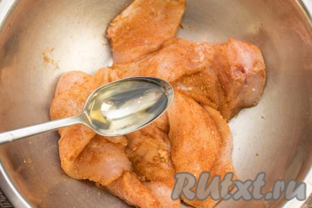 Влить в миску с мясом 2 столовых ложки растительного масла. Масло дополнительно размягчит мясо и поможет лучше впитаться специям.