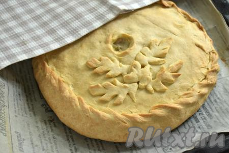 Ставим противень в духовку, разогретую до 180 градусов, выпекаем курник с курицей и картошкой минут 50 (до приятного подрумянивания теста). Если пирог будет сильно подрумяниваться в процессе выпечки, накройте его сверху пергаментом. Противень с готовой выпечкой достаём из духовки, накрываем сухим полотенцем и даём полежать 15-20 минут. "Отдохнувший" пирог станет мягче, будет лучше нарезаться на части.&nbsp;