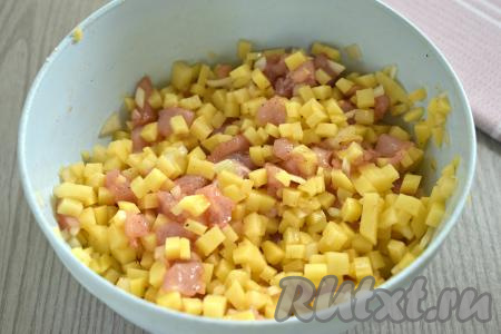 Тщательно перемешиваем мясо курицу, картошку и лук, после этого начинка для курника будет готова.