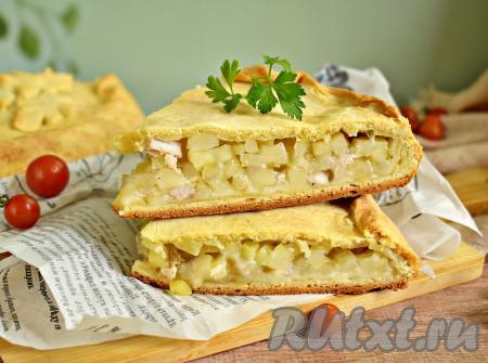 А затем аппетитный, вкусный, сытный курник, приготовленный на сметане, с насыщенной начинкой из курицы и картошки нарезаем на части и тёплым или полностью остывшим подаём к столу.