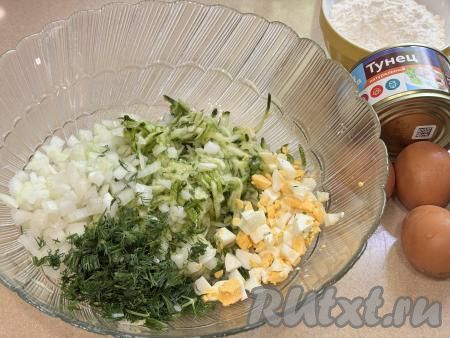 В миску с кабачковой массой добавить достаточно мелко нарезанное варёное яйцо, нарезанные укроп и лук.&nbsp;