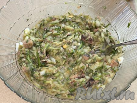 Ещё раз перемешать массу, досолить по вкусу.
